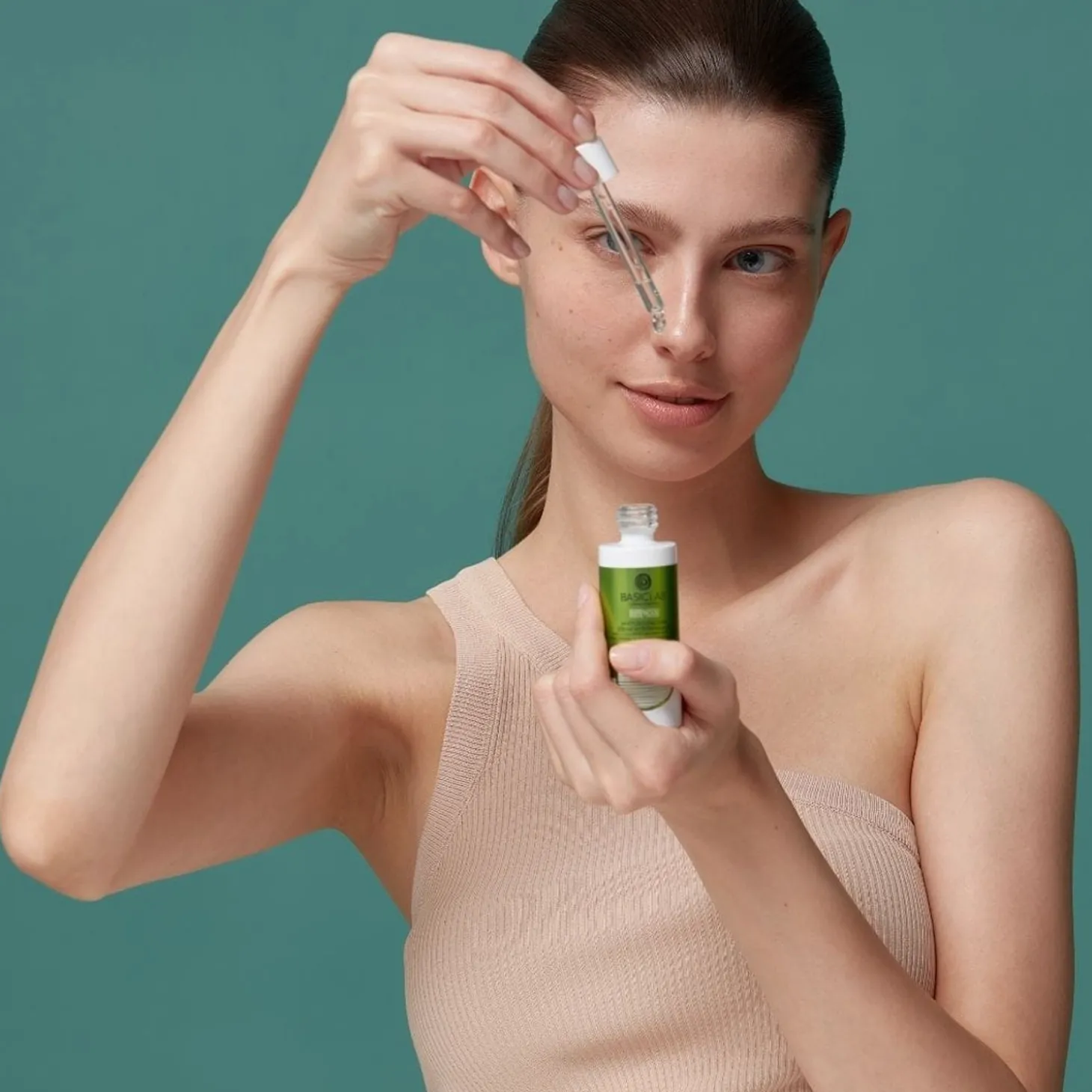 BasicLab - Esteticus - Rozświetlenie i Wyciszenie - Antyoksydacyjne Serum Wyrównujące z Witaminą C 15% - 30ml